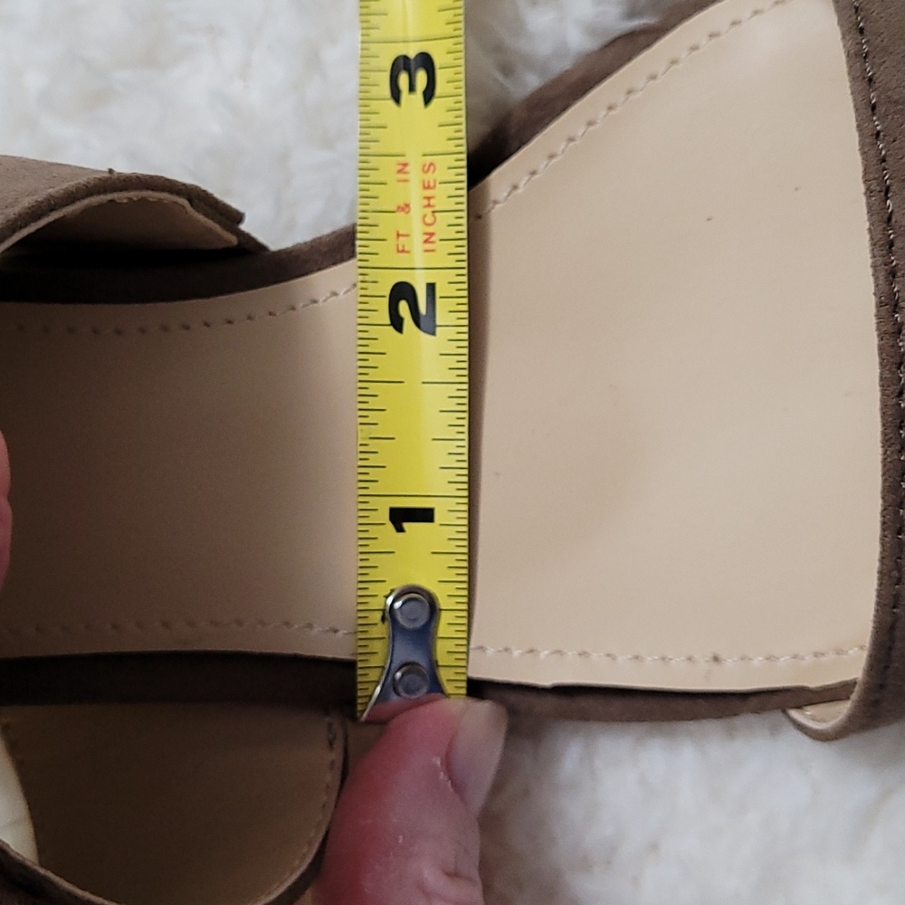 NEW Liz Claiborne Sandal Block Heel Medallion Ankle Strap Suede Truffle Tan 7.5 - Picture 12 of 13